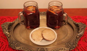 Zimowa herbata z sokiem malinowym, goździkami, imbirem i pomarańczą